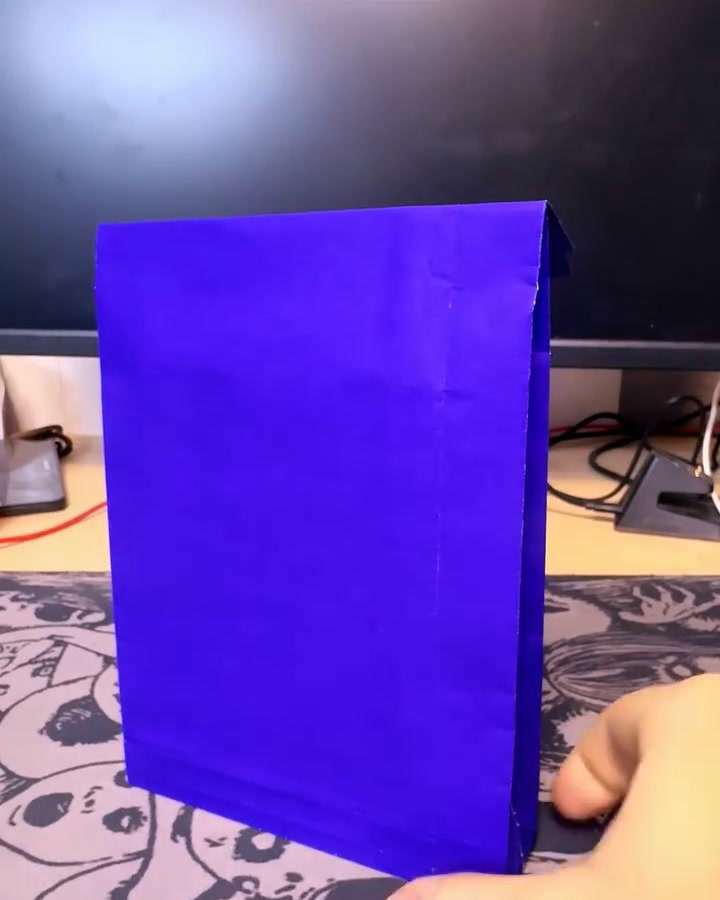 Bolsa morada de PROIN con un pedido listo para entregar