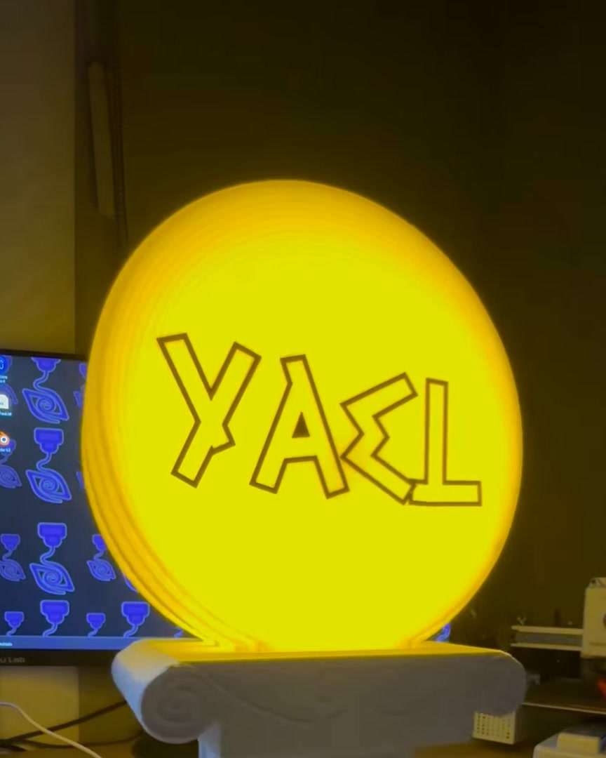 Lámpara encendida con el nombre YAEL sobre una columna griega impresa en 3D