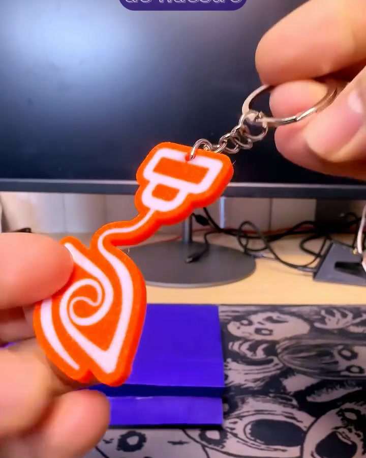 Llavero naranja y blanco con la boquilla y el ojo del logo de PROIN