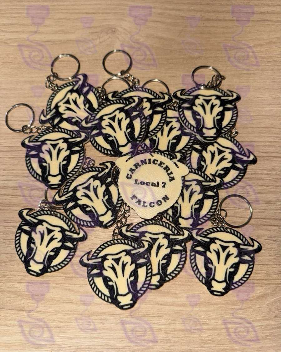 Montón de llaveros con el logo de Carnicería Falcon impresos en 3D