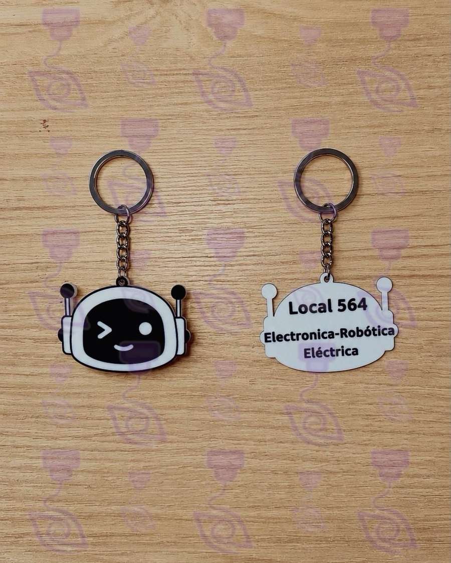 Llavero de robot y llavero con el texto Local 564 Electrónica Robótica Eléctrica