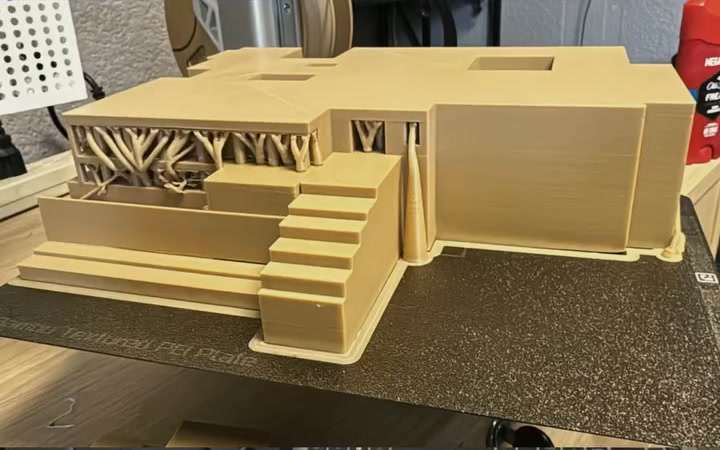 Maqueta del Palacio de Knossos impresa en 3D sobre la cama de la impresora